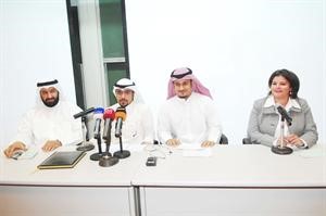 داسيل العوضي ودعلي العمير يتوسطهما عريف الندوة احمد باكير
