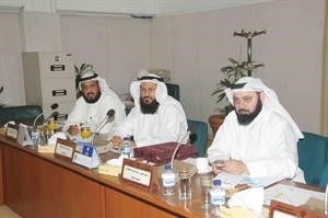 دوليد الطبطبائي ومحمد هايف وفلاح الصواغ خلال اجتماع لجنة الظواهر﻿