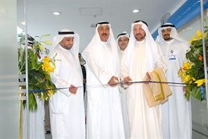 عبد الوهاب الوزان واحمد ابراهيم اسماعيل يقصان شريط افتتاح الفرع الجديد﻿