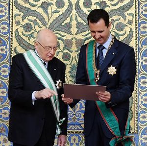 الرئيس بشار الاسد ونظيره الايطالي جورجيو نابوليتانو بعد تبادلهما الاوسمة في دمشق امس 	افپ﻿