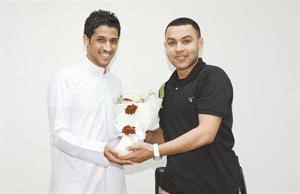 طلال نايف يتلقى باقة ورد من صديقه عياد الحربي﻿