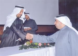 محمد النومس يكرم الفائز بحفظ القران صلاح المعيوف﻿