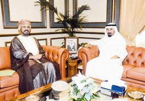 الشيخ علي الجابر والسفير سالم المعشني خلال اللقاء
﻿
