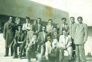 لقطة جماعية لمدرسي خالد بن الوليد الابتدائية عام 1952﻿