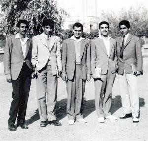 محمد جمال الثاني من اليمين مع بعض الاصدقاء في ثانوية الشويخ عام 1960﻿