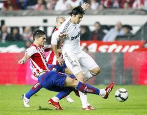 نجم ريال مدريد ريكاردو كاكا في صراع على الكرة مع مدافعي خيخون في مباراة الدور الاول 