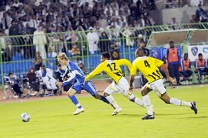 لاعب الهلال السويدي كريستيان ويلهامسون ينطلق بالكرة امام رضا تكر﻿