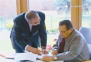 الرئيس حسني مبارك يوقع في المانيا قرار تعيين د احمد الطيب شيخا للازهر
