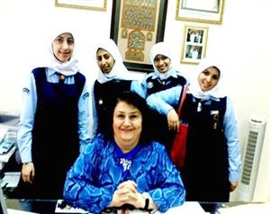 دبهيجة بهبهاني في مكتبها مع طالبات ثانوية الشرقية﻿