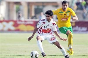 لاعب الزمالك حسين ياسر يستحوذ على الكرة بمراقبة مدافع الجونة﻿