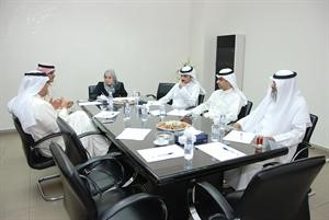 دمطر المطيري ومحمد العنزي ورياض العدساني وبداح السهلي ومحمد العجمياثناء الندوة مع الزميلة بشرى شعبان فريال حماد