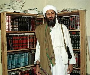 صورة ارشيفية تعود لعام 1998 لزعيم القاعدة اسامة بن لادن اپ
