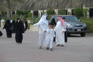 اقبال من جميع الاعمار لمتابعة محاضرة الداعية الخراز