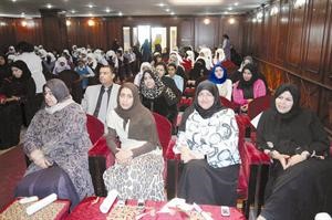 مديرات المدرسة في مقدمة الحضور﻿