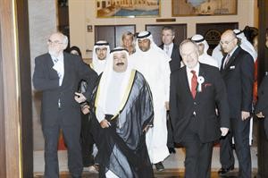 وزير شؤون الديوان الاميري الشيخ ناصر صباح الاحمد والسفير الپولندي لحظة وصولهما
