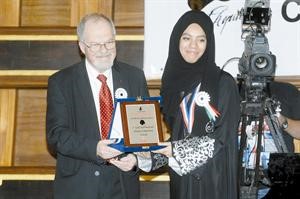 درع تكريمية لفاطمة حسين الهاشمي
