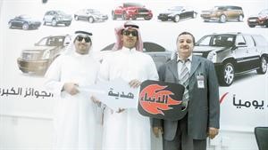 فهد العازمي وممدوح الرشيدي من الجهراء يتسلمان مفتاح السيارة من الزميل عامر المصري مساعد مدير التوزيع
