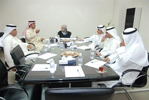 عايض السهلي مشاركا في المناقشة ود مطر المطيري ومحمد العجمي ورياض العدساني ومحمد العنزي يستمعون بحضور الزميلة بشري شعبان