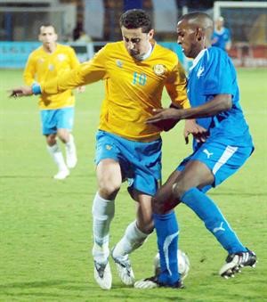 لاعب الاسماعيليمحمد محسن ابوجريشة يتخطى لاعب تامبونيز﻿