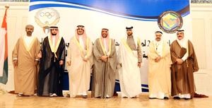 الشيخ احمد الفهد متوسطا المشاركين في اجتماع رؤساء اللجان الاولمبية الخليجية﻿