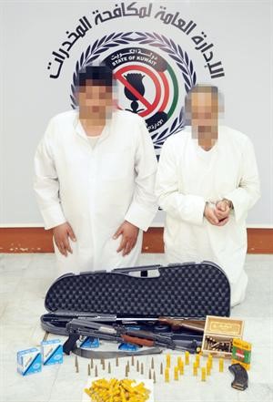 المهرب العراقي وبجانبه المفتش الجمركي بعد القبض عليهما
