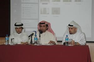 المحامي خالد العبدالجليل متحدثا خلال المحاضرة