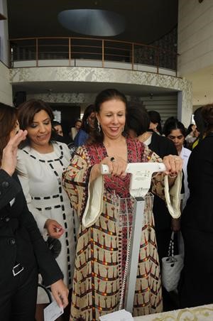 الشيخة شريفة الجاسم على احد اجهزة قياس الوزن﻿