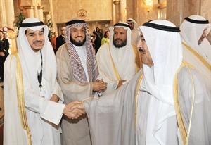 صاحب السمو مصافحا عبدالله البراك بحضور وليد الشعيب وابراهيم الصالح﻿