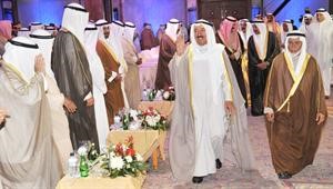 صاحب السمو الامير الشيخ صباح الاحمد محييا مستقبلي سموه لدى وصوله الى موقع الحفل وبصحبته المستشار راشد الحماد﻿