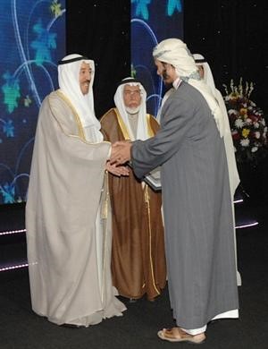 صاحب السمو الامير مكرما احد الفائزين بالجائزة﻿