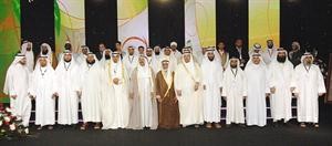 صاحب السمو الامير الشيخ صباح الاحمد والمستشار راشد الحماد ودعادل الفلاح يتوسطون مشرفي الجائزة﻿