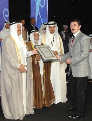 احد المكرمين يتسلم شهادة تقدير من صاحب السمو الامير﻿