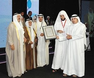 احد الفائزين مكرما من قبل صاحب السمو الامير والمستشار الحماد﻿
