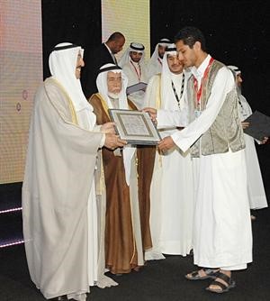 صاحب السمو مكرما احد الفائزين﻿
