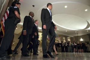 باراك اوباما لدى وصوله الى مبنى الكابيتول لاجراء محادثات حول الرعاية الصحية	رويترز