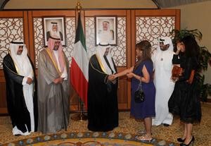 سمو رئيس الوزراء الشيخ ناصر المحمد مستقبلا مجموعة شباب كويتي وافتخر بحضور الشيخ احمد الفهد وروضان الروضان
