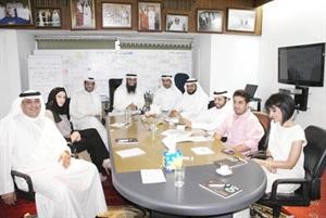 م عبدالله العنزي وطلال القحطاني والمهندسون خلال اللقاء﻿