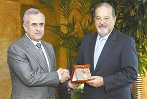 الرئيس اللبناني ميشال سليمان مكرما كارلوس سليم