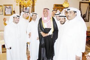 الشيخ جابر الخالد مع عدد من الحضور
﻿