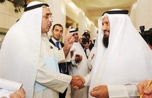 محمد هايف وعبدالرحمن العنجري يتصافحان في مجلس الامة﻿﻿متين غوزال﻿