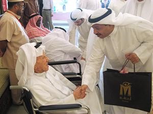 الدويسان يقدم هدايا رمزية للمسنين
