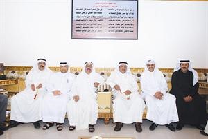 محمد الضنحاني مع عدد من ضيوف ديوانية المطيري﻿
