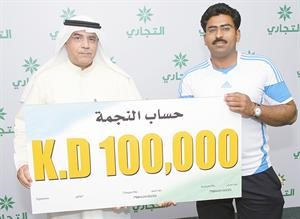 بدر العامر مقدما شيك الجائزة للفائز محمد قاسم عبدالحميد
