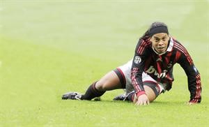 نجم ميلان البرازيلي رونالدينيو مطالب بالنهوض والتحليق مجددا بالفوز رويترز﻿