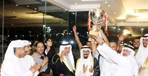 الشيخ علي الجابر يسلم الكاس الى يوسف الكندري﻿
