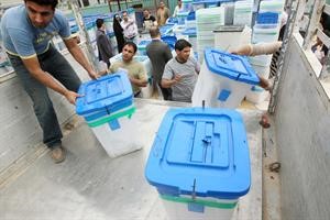 موظفو المفوضية العليا ينقلون صناديق الاقتراع بعد الانتهاء من عمليات الفرز افپ