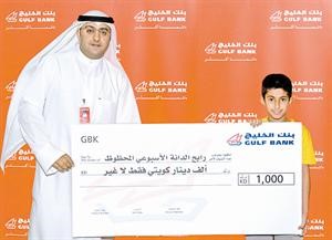 عبدالله الفوزان مع احد الفائزين في السحب﻿