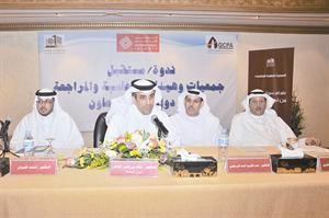 محمد الهاجري الاول من اليمين اثناء مشاركته في الندوة﻿