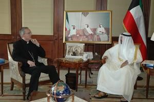 الشيخ دمحمد الصباح مستقبلا سفير الكرسي الرسولي