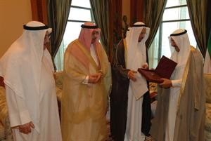 صاحب السمو الامير يتسلم كتابا من عبدالوهاب الوزان والشيخ محمد الجراح وحميد الرشيد